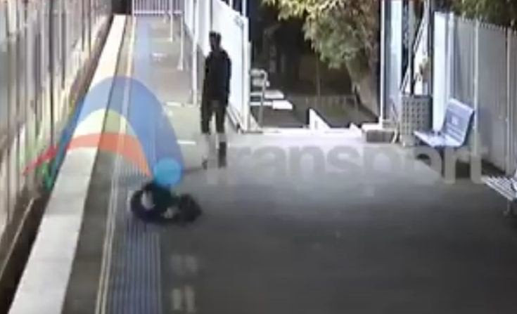 Βιαζόταν τόσο που ρίσκαρε τη ζωή του για να προλάβει το μετρό (βίντεο)